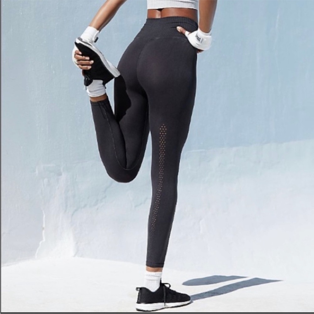 NWT FREE PEOPLE MOVEMENT GOOD KARMA 7/8 LENGTH LEGGINGS WASHED BLACK SIZE XS/S